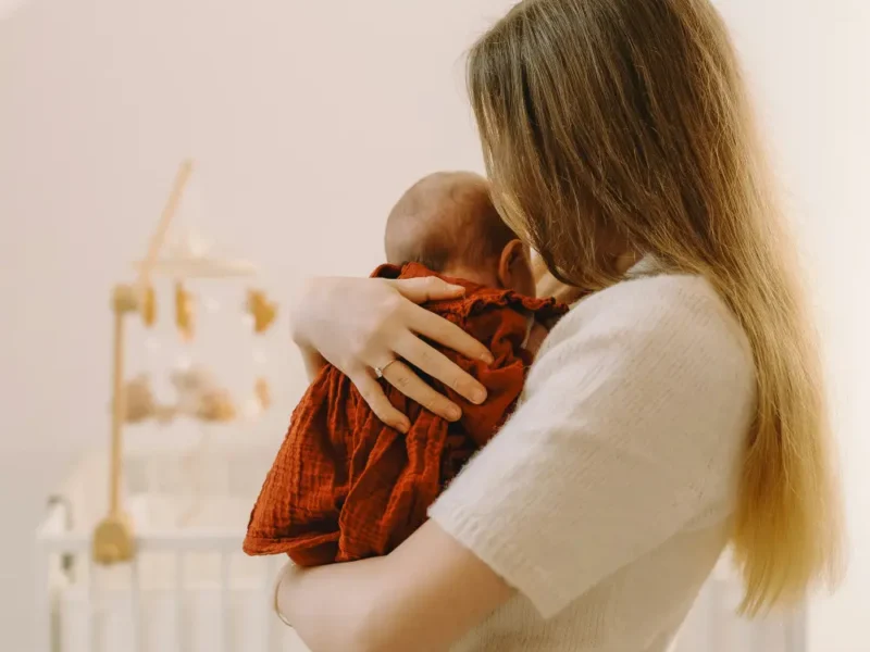 Night Nurse vs Postpartum Doula: How to Choose?