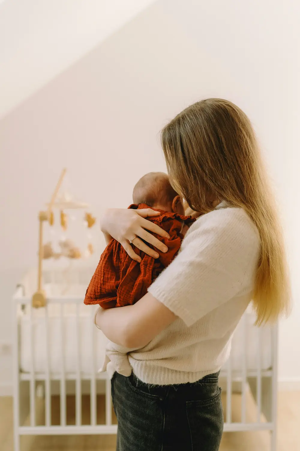 Night Nurse vs Postpartum Doula: How to Choose?